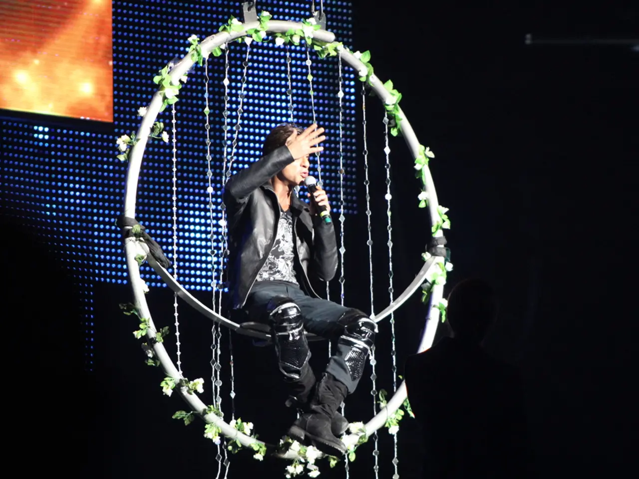 The Boss RT-2 Rotary Ensemble mirrors the iconic vintage rotary speaker design, bringing the...