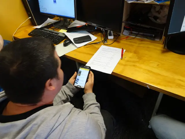 Hand-operated bracelet technology commands computers using hand gestures