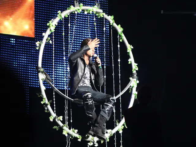 The Boss RT-2 Rotary Ensemble mirrors the iconic vintage rotary speaker design, bringing the...