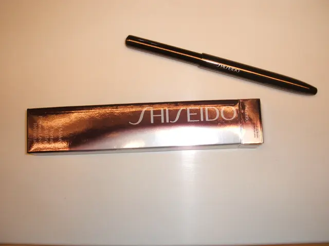 In the center of this picture we can see a packet with the text on it and there is an object which...